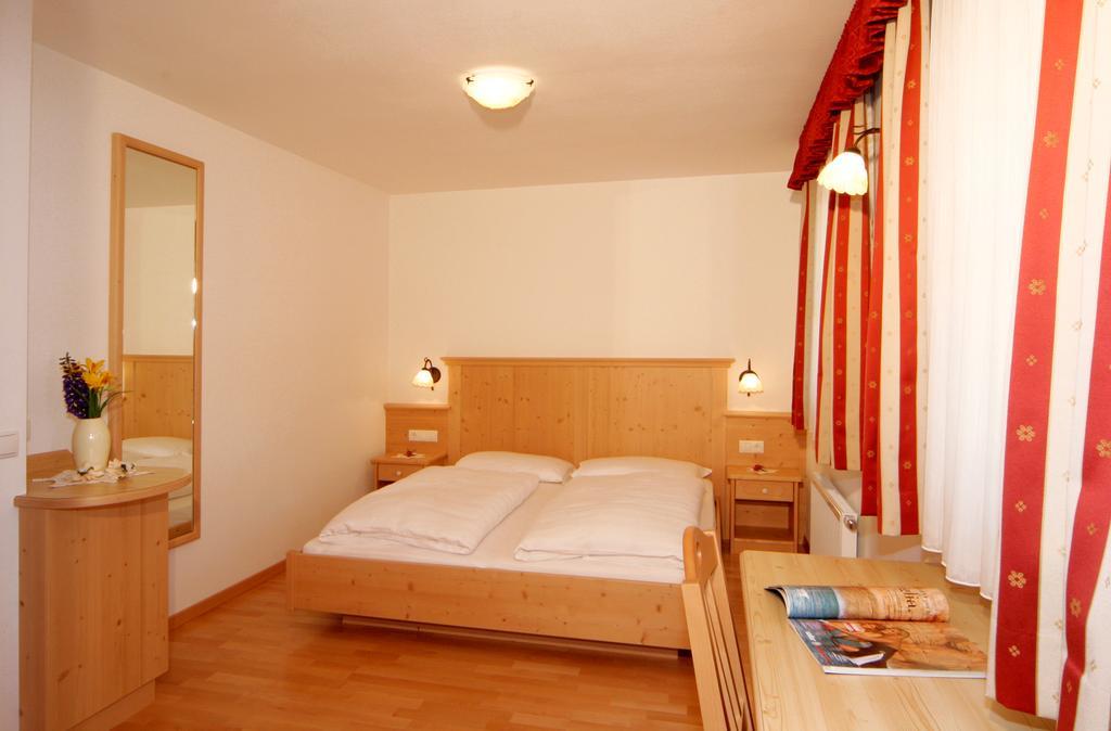 Apartments Serghela San Cassiano  Phòng bức ảnh